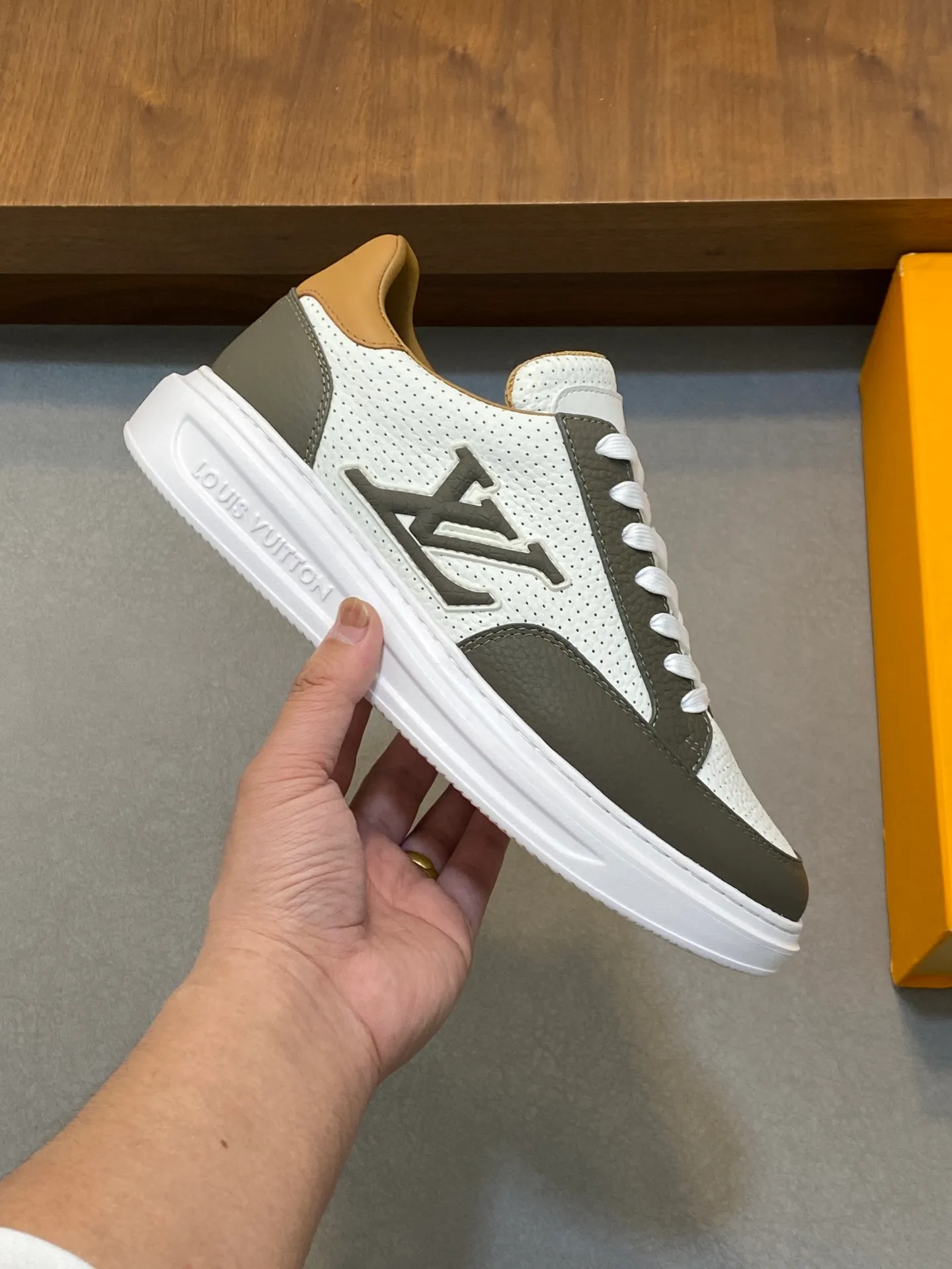 Factory Price: 400💰LV🔍Top Purchasing Agency🇮🇹 Lu Street Boy’s popular sports shoes counter synchronized, uppers imported from Italy cowhide fabric, high-quality complex splicing crafts, imported water-dyed cowhide lining cowhide feet Sole: Original sole provided by the original factory, T men's men's shoes 💰U exclusive movable molded sole, super comfortable, original factory follow-up goods, 🔍🔍high quality, can be entered and exited the counter at will, welcome to compare, code number 39-44 (order 38 45)